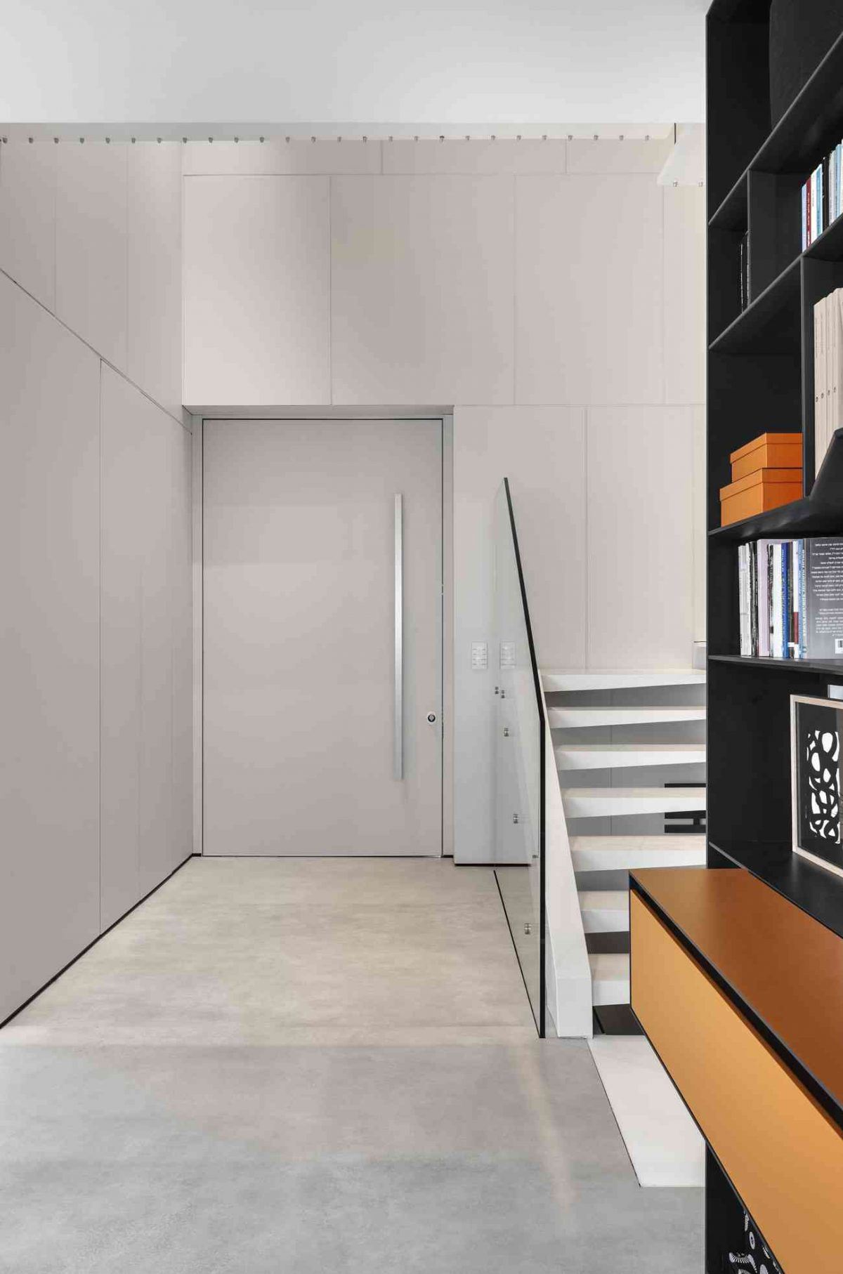 Simoene Architects Ltd – Central Israel תאורה המקרינה על פתח דלת החדר בעיצובו של קמחי דורי